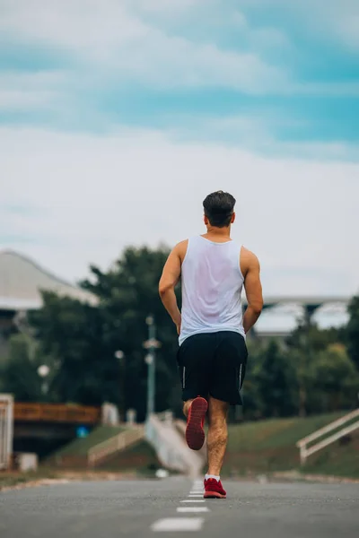 Mann läuft morgens auf Stadtkurs. Gesunder Lebensstil — Stockfoto