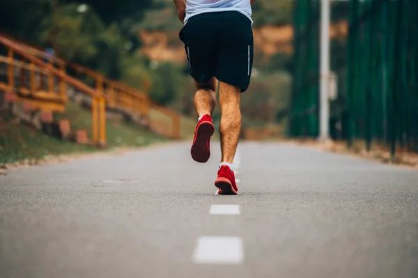 活跃英俊的男人在公园里慢跑 — 图库照片