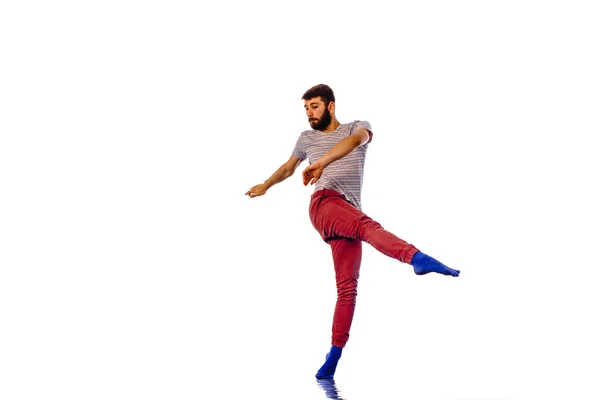 Kaukasische jonge man dans, volledige lengte portret geïsoleerd — Stockfoto