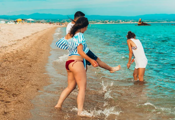 Grupo de personas alegres teniendo fiesta en la playa y bailando — Foto de Stock