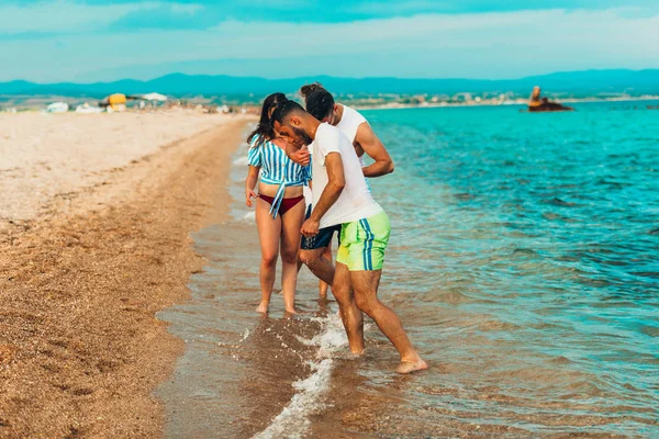 Grupo de pessoas em férias de verão — Fotografia de Stock