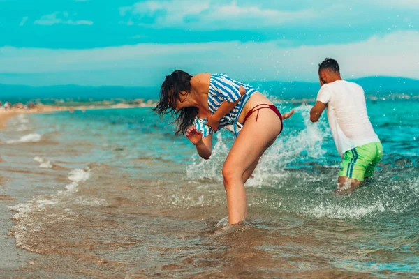 Grupo de jóvenes amigos disfrutando de una fiesta en la playa de vacaciones — Foto de Stock