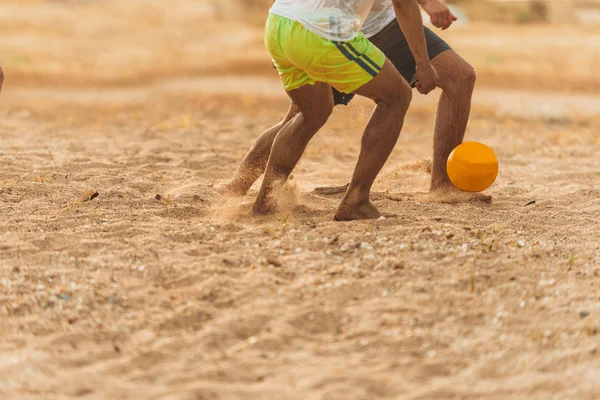 Freunde spielen am Sandstrand — Stockfoto