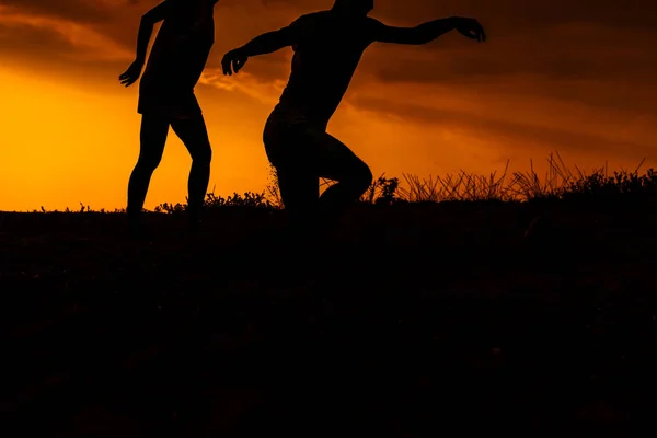 Groupe d'amis jouant au football sur la plage — Photo