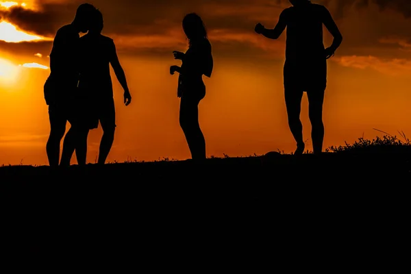 Amigos jogando futebol de praia no início do verão — Fotografia de Stock