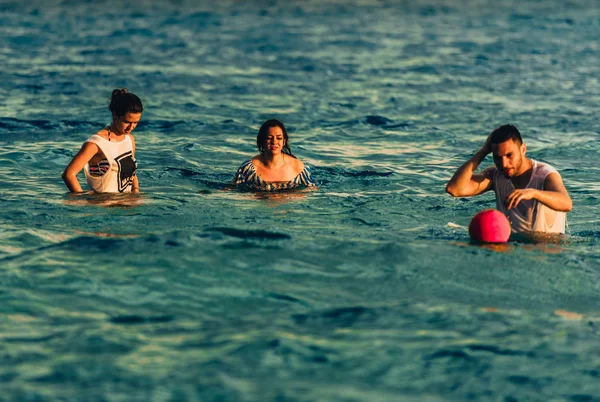 Knappe zwemmer die plezier heeft tijdens het spelen van waterpolo in zee — Stockfoto