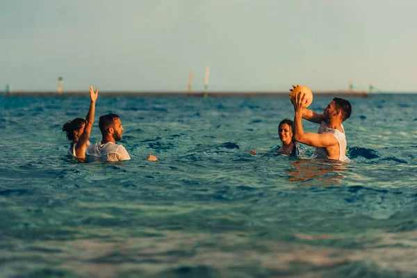 Zorgeloze franjes hebben plezier tijdens het spelen sport spel met de bal — Stockfoto