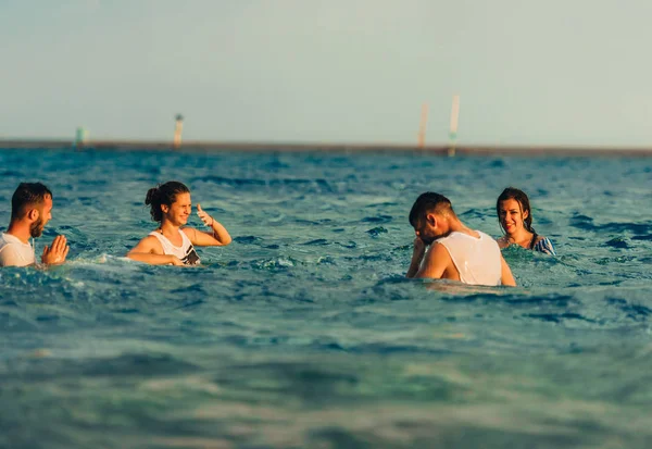 Jugadores de Waterpolo en acción durante un partido en el mar —  Fotos de Stock