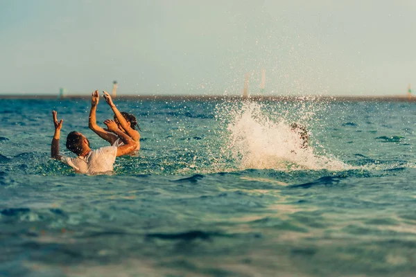 Waterpolo jouant dans un lac turquoise — Photo