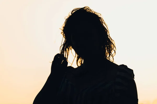 Портрет силуету жінки проти неба на заході сонця — стокове фото