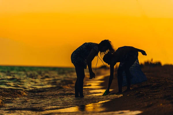 Estilo de vida de verão, meninas andando pela praia — Fotografia de Stock