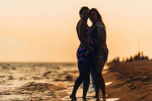 Dos mejores amigos cerca de la costa se divierten en un hermoso su —  Fotos de Stock