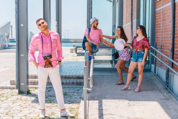 Junge und glückliche Touristen fotografieren mit einem alten Polaroid in — Stockfoto