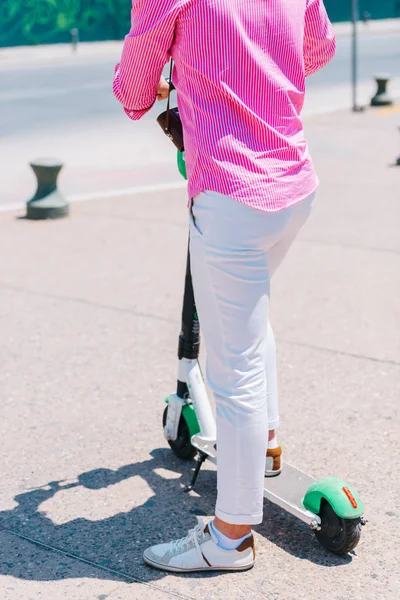 Vista de cerca de las piernas del hombre en scooter eléctrico al aire libre —  Fotos de Stock