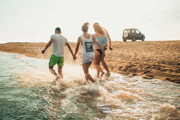 Ομάδα νεαροί φίλοι απολαμβάνοντας ένα πάρτι στην παραλία στις διακοπές — Φωτογραφία Αρχείου