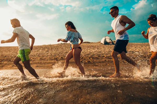 Ομάδα χαρούμενα ανθρώπων έχοντας beach πάρτυ και χορό — Φωτογραφία Αρχείου