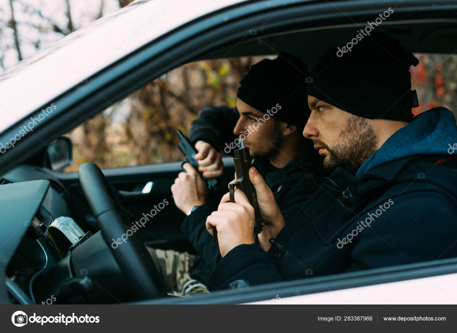 Herunterladen - Diebe parken in der Warteschleife und planen, wie sie ihr Ziel ausrauben. — Stockbild Diebe parkten in einem wartenden und planenden Wagen — Stockfoto
