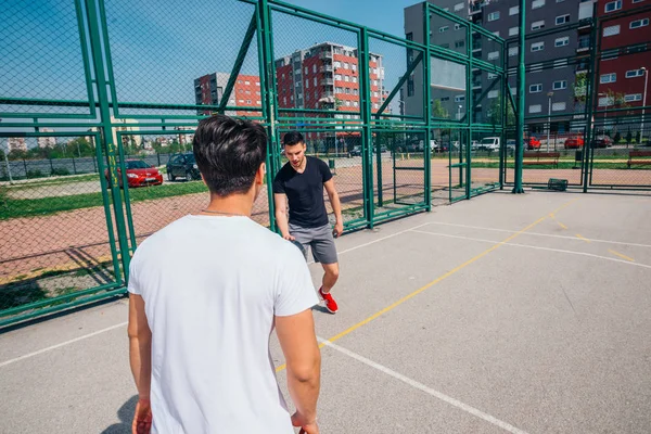 캅카스 친구들은 스포츠 장비를 착용하고 밖에서 농구공 놀이를 있습니다 — 스톡 사진