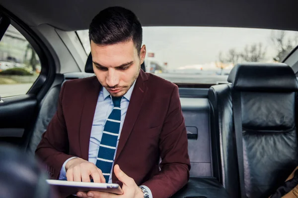 Hombre Negocios Urbano Está Mirando Tableta Mientras Conduce Una Limusina — Foto de Stock