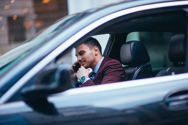 En chef sitter i sin limo och diskuterar och planerar sitt bu — Stockfoto