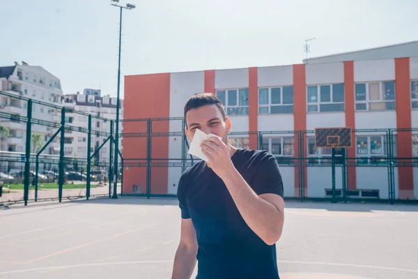 Starker männlicher Basketballer bereitet sich auf Basketballspiel vor — Stockfoto