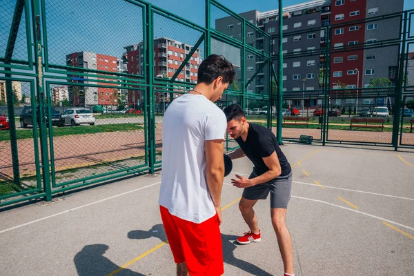 Due Giocatori Basket Strada Che Giocano Uno Sacco Azione Vicino — Foto Stock