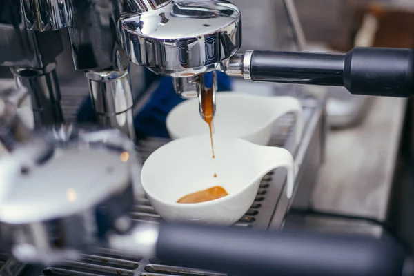 Pembuat kopi menuangkan kopi ke dalam cangkir. Tembakan jarak dekat. — Stok Foto