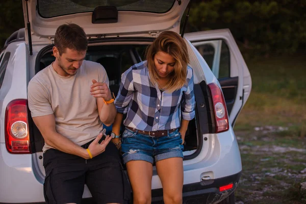 Jovem Casal Sentado Parte Trás Veículo Road Desfrutando Vista Dentro — Fotografia de Stock