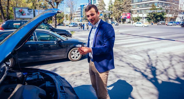 Affärsman Har Parkerat Sin Bil Vid Sidan Boulevarden Medan Han — Stockfoto