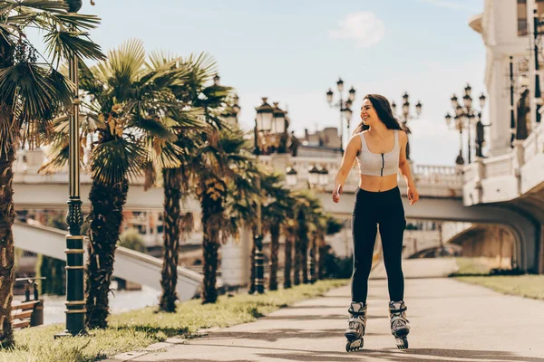 Bella Ragazza Pattinaggio Rotelle Una Giornata Sole Città — Foto Stock