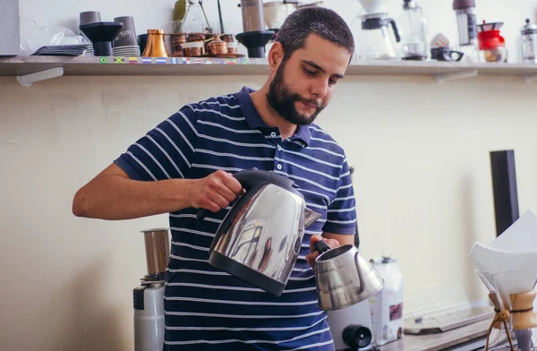 Barista verter agua en el café con filtro —  Fotos de Stock