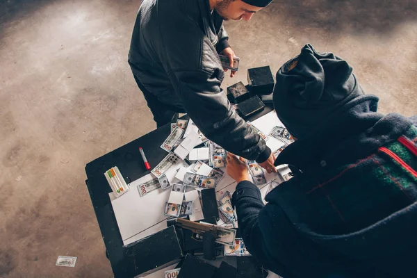 Ladrones contando dinero del saco — Foto de Stock