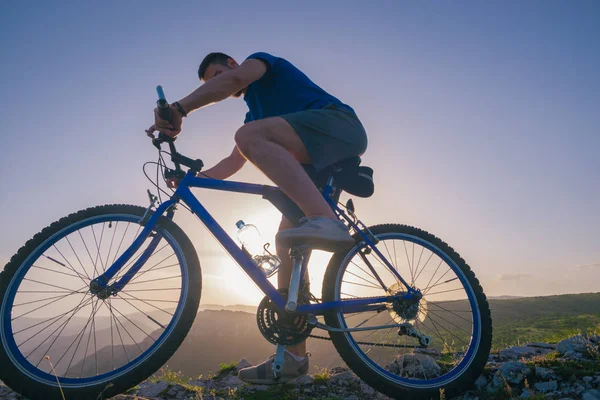 Erős roham hím hegy motoros előadás mutatványokat-ra sziklás terrai — Stock Fotó