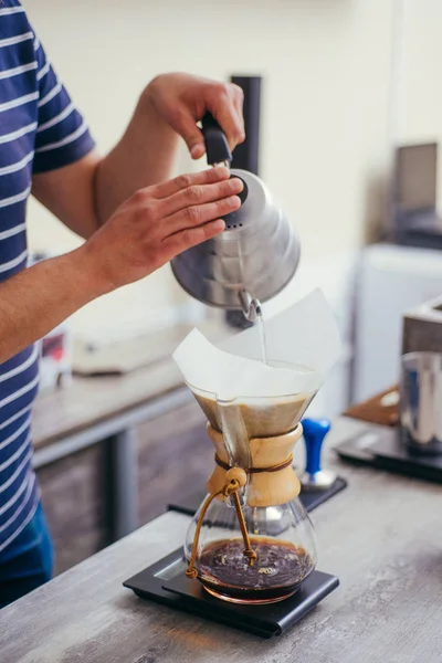 Porträtt av smart manlig bartender vid disken i caféet — Stockfoto