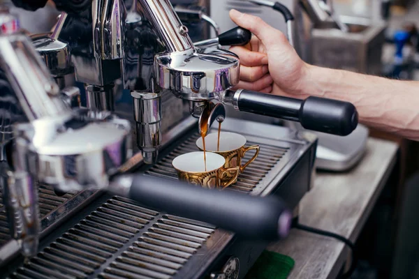 Pembuat kopi dengan kopi proses yang dibuat di kafe — Stok Foto