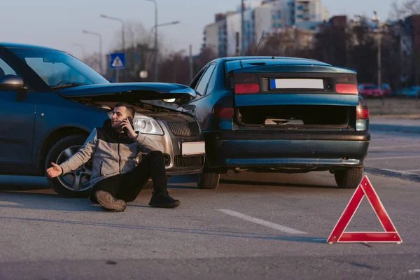 男は道路で自動車事故の後に助けを求めている — ストック写真