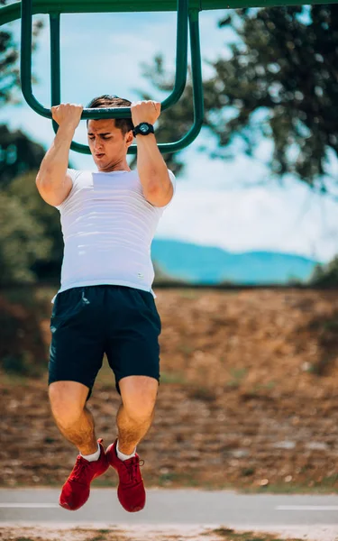 Muscular Man Doing Pull Ups Outdoor Gym Park Bright Hot — 图库照片