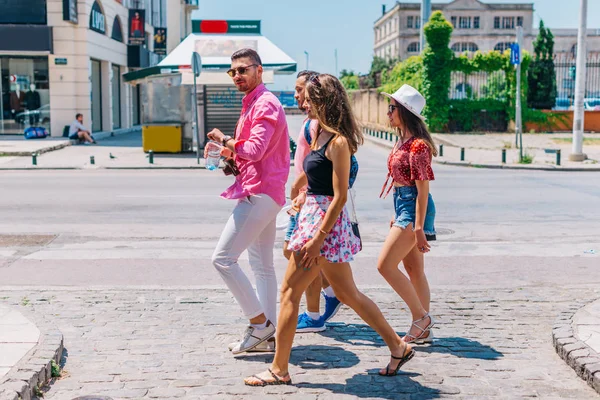 Turistas passear e caminhar em um calçadão da cidade moderna em um — Fotografia de Stock