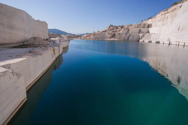 ターコイズブルーの湖のある山の中の大理石の採石場の風景 — ストック写真