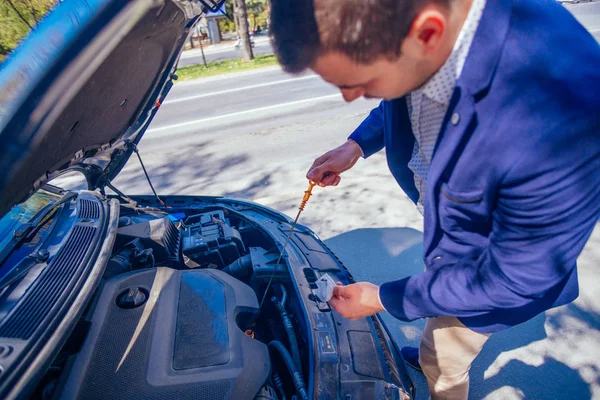 Een Zakenman Heeft Zijn Auto Geparkeerd Aan Zijkant Van Boulevard — Stockfoto