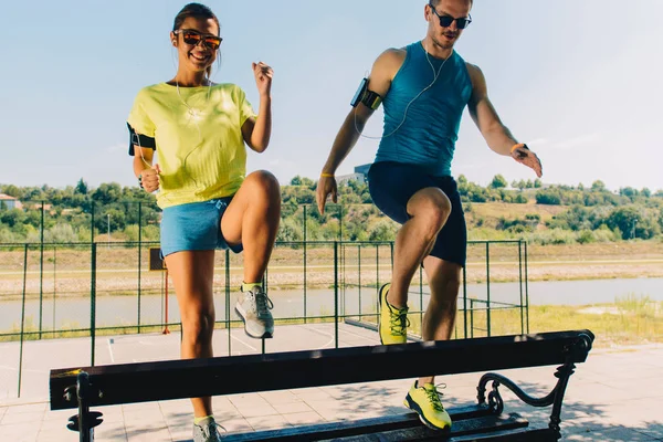 Zdrowa para do joggingu rozgrzewa się i rozciąga na świeżym powietrzu — Zdjęcie stockowe