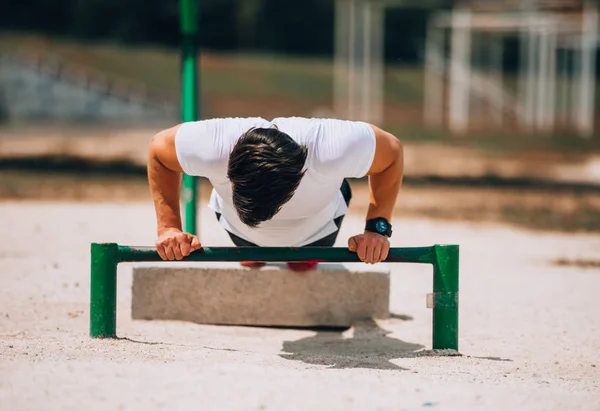 Fitte Männliche Fitnesstrainerin Trainiert Sommer Strand — Stockfoto