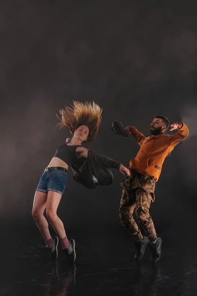 Maschio e femmina ballerino si preparano a saltare ed eseguire il Sam — Foto Stock