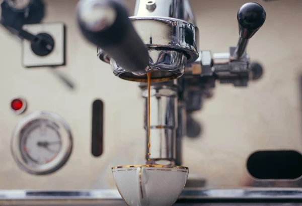 커피의 컵을 준비 하는 커피 기계. — 스톡 사진