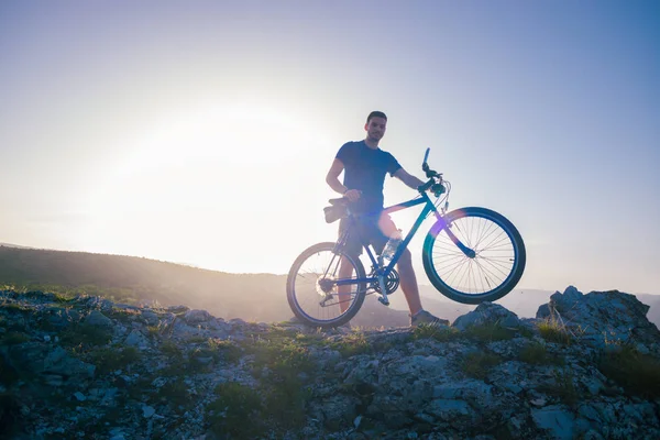 山地骑车人在陡峭的悬崖上骑自行车 — 图库照片