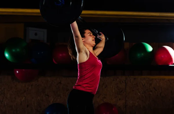 М'язова фітнес дівчина тренування в тренажерному залі — стокове фото