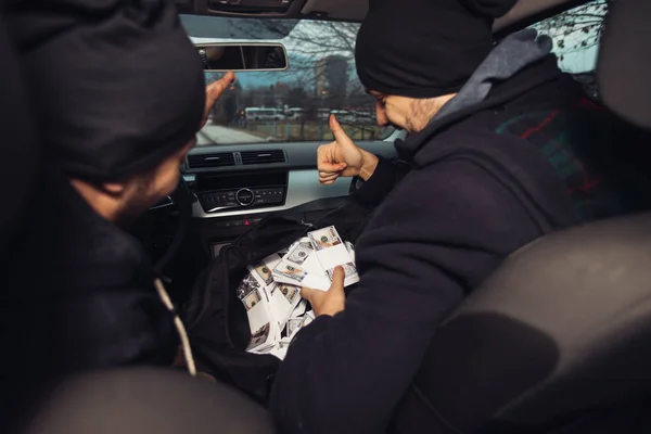 Nach dem erfolgreichen Banküberfall sitzen die Diebe im Gefängnis — Stockfoto