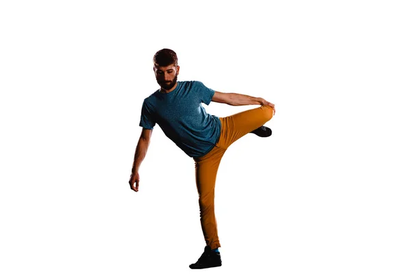 다리를 스트레칭하는 동안 남자는 춤을 수행 — 스톡 사진