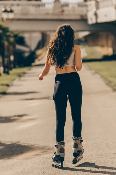 面白い女の子ローラースケート — ストック写真
