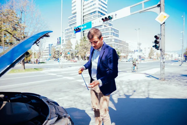 En snygg affärsman klädd i blå kavaj lyfta upp huven o — Stockfoto